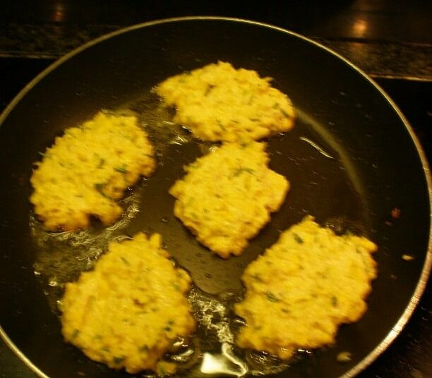 Préparation des beignets de maïs