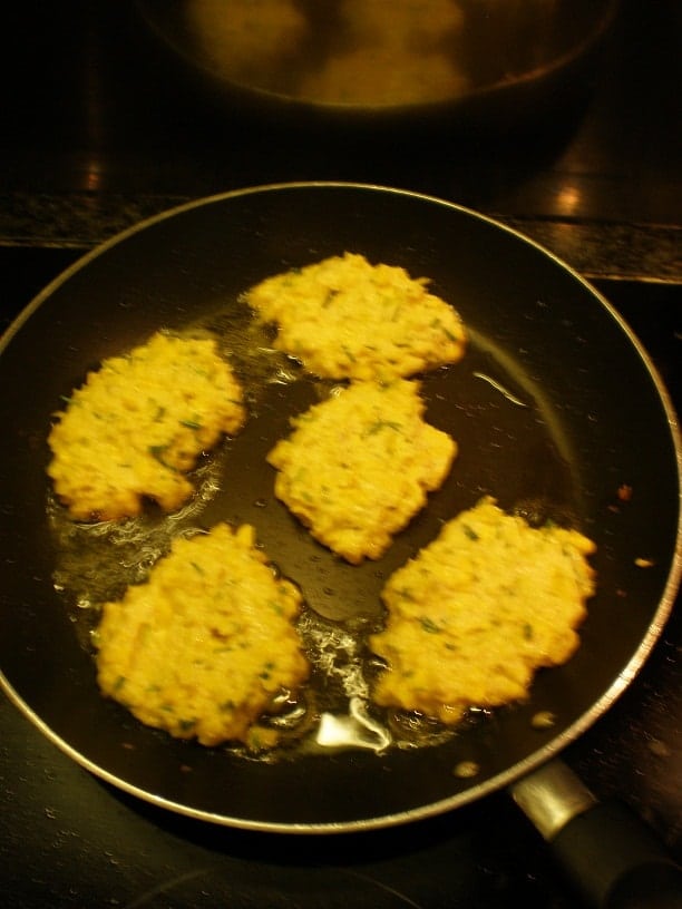 Préparation des beignets de maïs