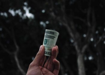 salaire d'un job étudiant liasse de billet