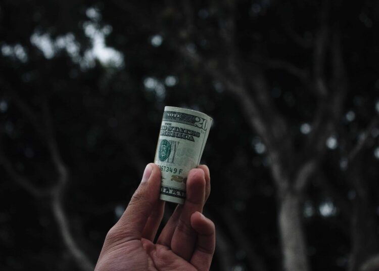 salaire d'un job étudiant liasse de billet