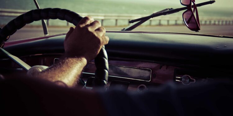 voiture se préparer pour son premier covoiturage quand on est etudiant