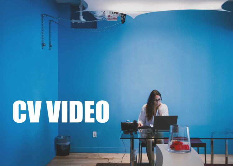 jeune femme bureau CV vidéo