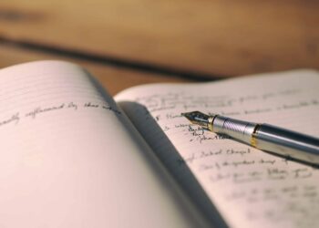 cahier et stylo le bail de location d'un kot pour un étudiant