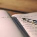 cahier et stylo le bail de location d'un kot pour un étudiant