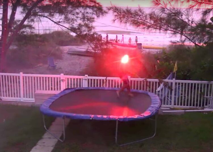 Le nouveau sport du siècle: la bataille de feux d’artifice sur trampoline.