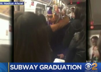 Son train est en retard : Cet étudiant organise sa remise de diplôme dans le métro