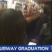 Son train est en retard : Cet étudiant organise sa remise de diplôme dans le métro