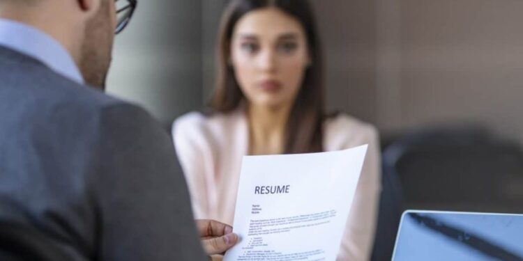 conseils CV parfait fille devant homme avec CV