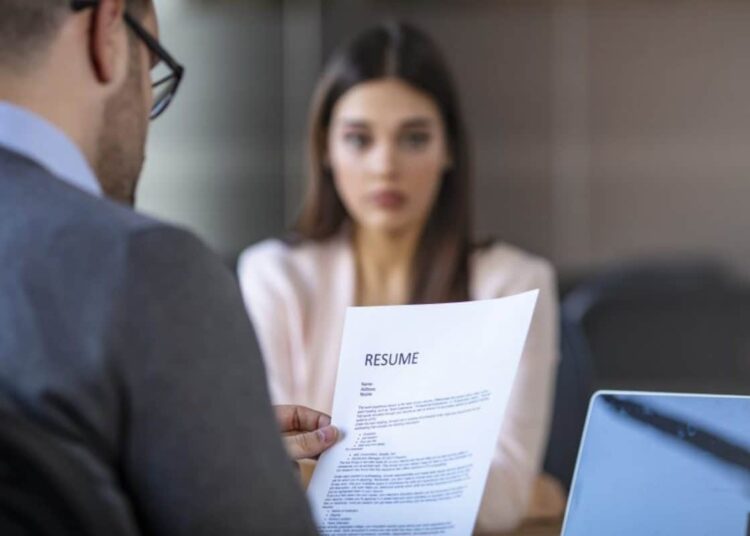 conseils CV parfait fille devant homme avec CV
