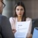 conseils CV parfait fille devant homme avec CV
