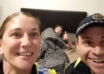 En Tasmanie, deux flics prennent un selfie avec un mec complètement bourré