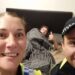 En Tasmanie, deux flics prennent un selfie avec un mec complètement bourré