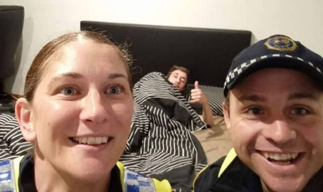 En Tasmanie, deux flics prennent un selfie avec un mec complètement bourré