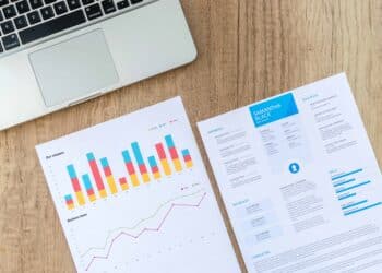 feuilles ordinateur CV étudiant dossier job etudiant