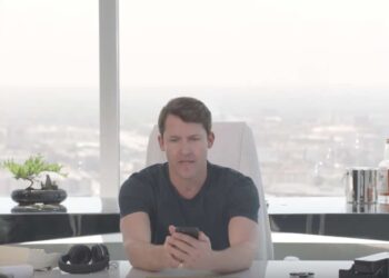 Hilarant : James Blunt commente des profils Tinder… (VIDEO)
