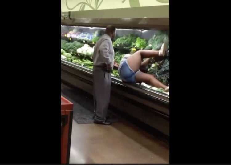 Droguée, elle se prend pour une limace dans un supermarché… (VIDEO)