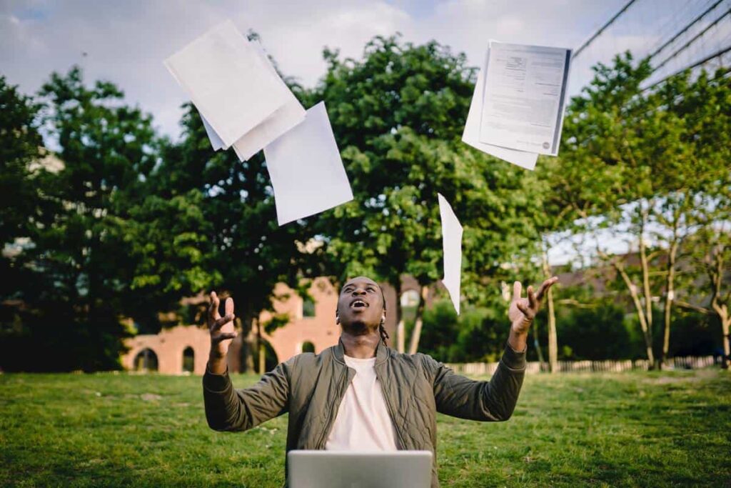 conseils améliorer son cv garçon jeter des feuilles