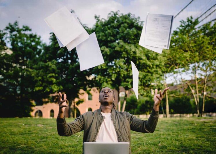 conseils améliorer son cv garçon jeter des feuilles