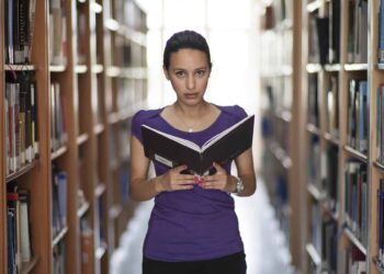 jeune femme dans bibliothèque unif belgique