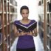 jeune femme dans bibliothèque unif belgique