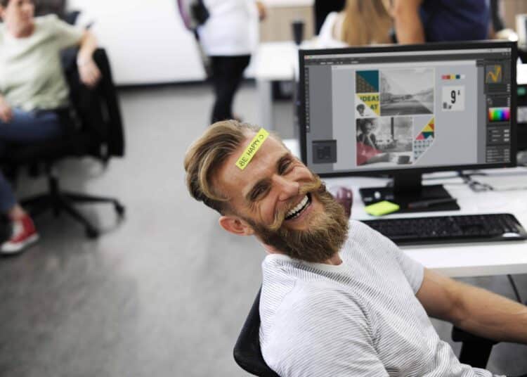 Homme heureux - 5 conseils pour bien gérer tes débuts dans la vie active