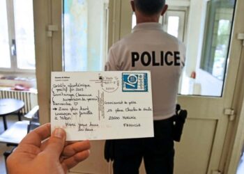 police-carte-postale-permis-Une fille trouve l'amour grâce aux policiers qui lui retirent son permis