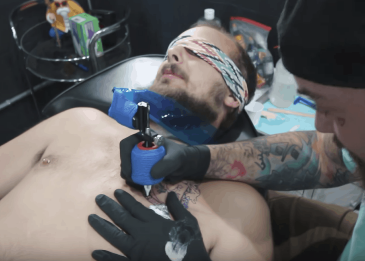 Confiance ultime entre amis : le tatouage à l’aveugle