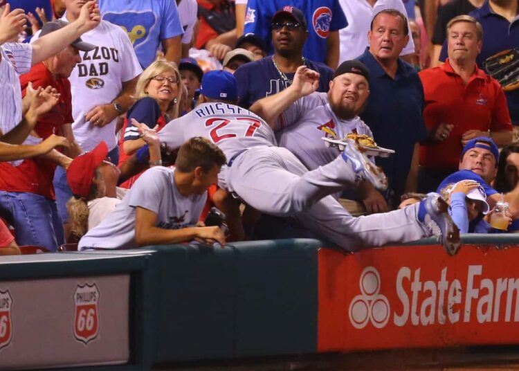 Un fan de baseball reçoit un joueur dans ses nachos