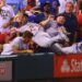 Un fan de baseball reçoit un joueur dans ses nachos