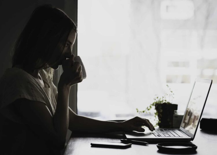 Femme déprime impression de ne jamais avoir le temps