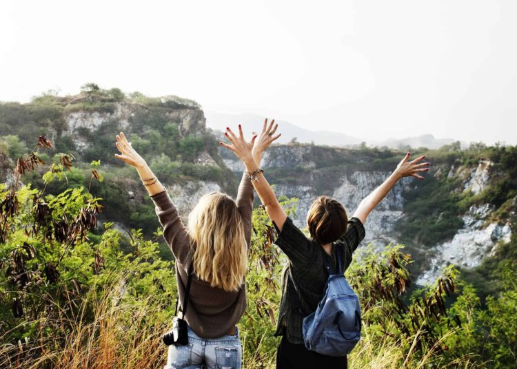 Jeunes femmes heureuses il faut profiter de la vie