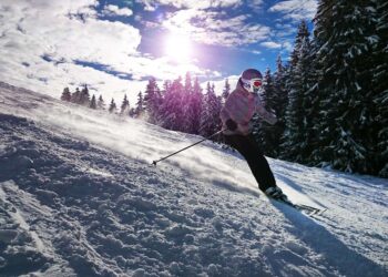 etudiant qui skie - Liste des choses à faire et à prendre pour réussir son séjour au ski