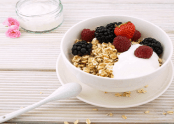 Granola croquant aux baies et aux cerises