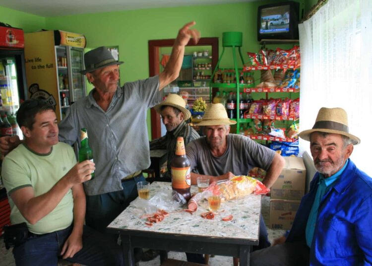 Bar Group Romania Men Glasses Friendship Aperitif - Les hommes sont plus heureux avec un ami qu'en couple ? C'est prouvé !