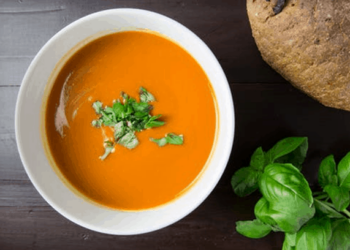 Soupe épicée au poivre, tomates, yogourt et au concombre