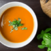 Soupe épicée au poivre, tomates, yogourt et au concombre