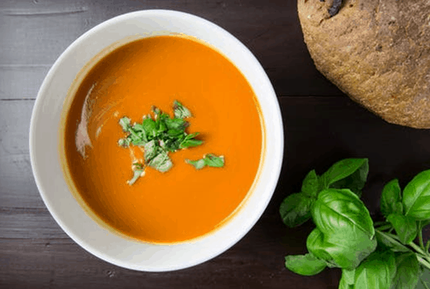 Soupe épicée au poivre, tomates, yogourt et au concombre