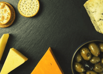 aliments - tarte oignons rouges féta et olives
