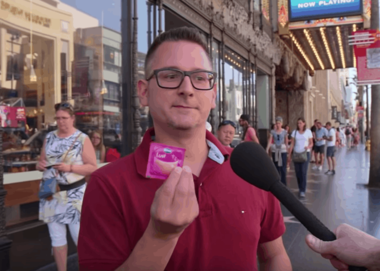 homme qui montre un préservatif sortez couverts
