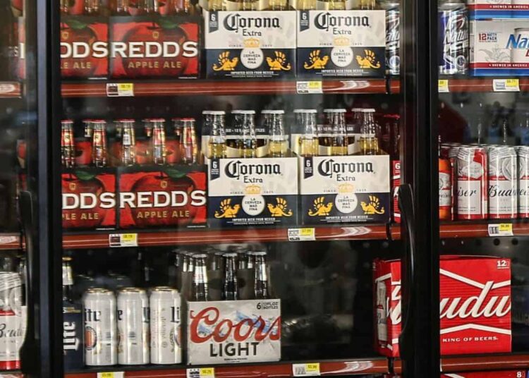 Il reste enfermé la nuit dans une chambre froide entouré de cannettes de bière