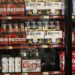 Il reste enfermé la nuit dans une chambre froide entouré de cannettes de bière