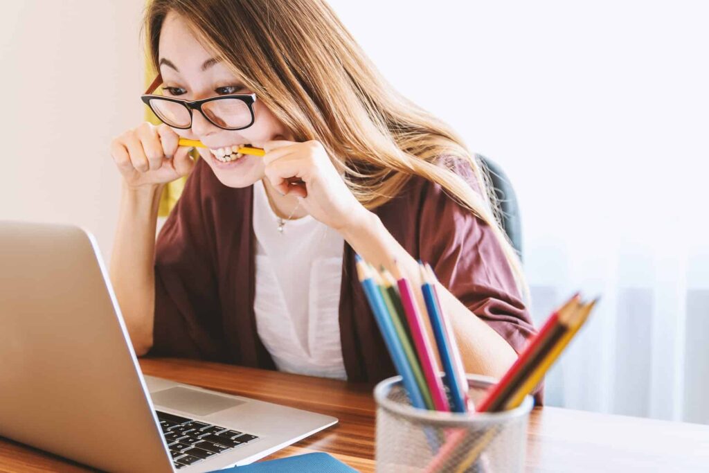 Jeune fille stressée arrêter l'unif