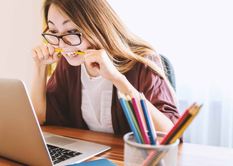Jeune fille stressée arrêter l'unif