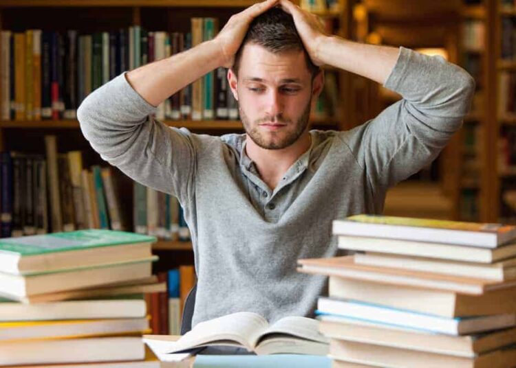 Jeune homme stressé échec universitaire que faire