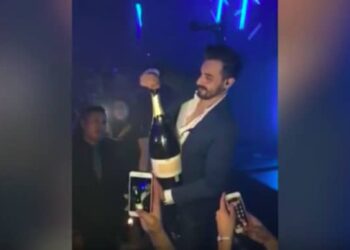 Un homme explose une bouteille de champagne d’une valeur de plus de 39,000 euros dans une boîte de nuit