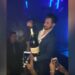 Un homme explose une bouteille de champagne d’une valeur de plus de 39,000 euros dans une boîte de nuit