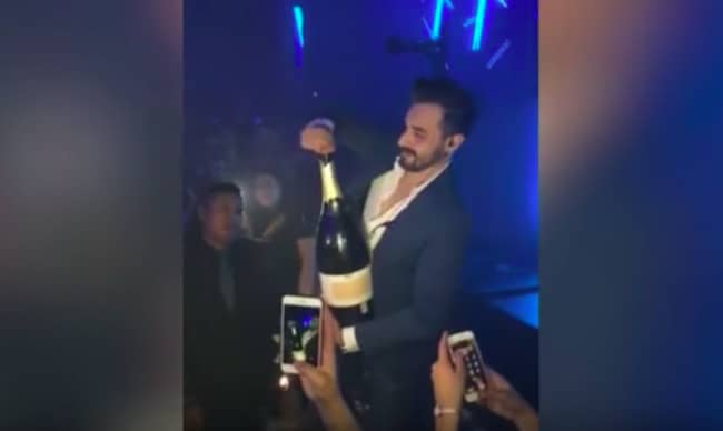 Un homme explose une bouteille de champagne d’une valeur de plus de 39,000 euros dans une boîte de nuit