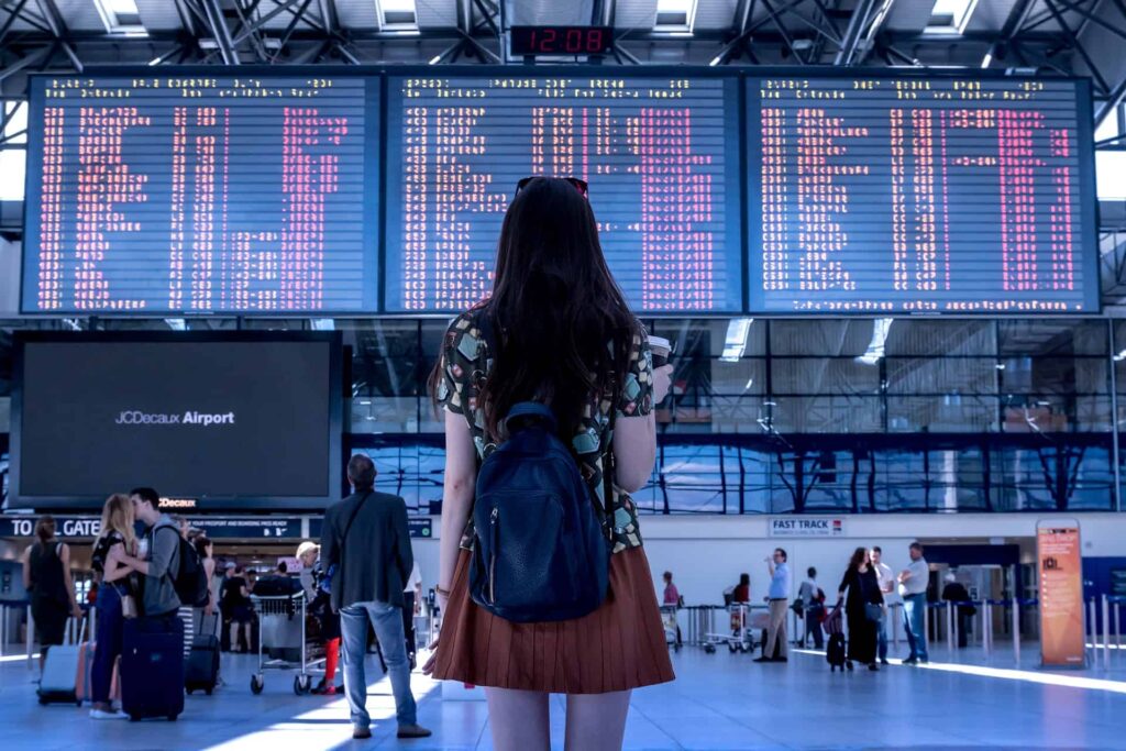 Jeune fille hall aéroport réussir voyager seul