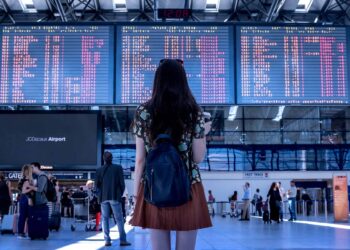 Jeune fille hall aéroport réussir voyager seul