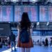 Jeune fille hall aéroport réussir voyager seul